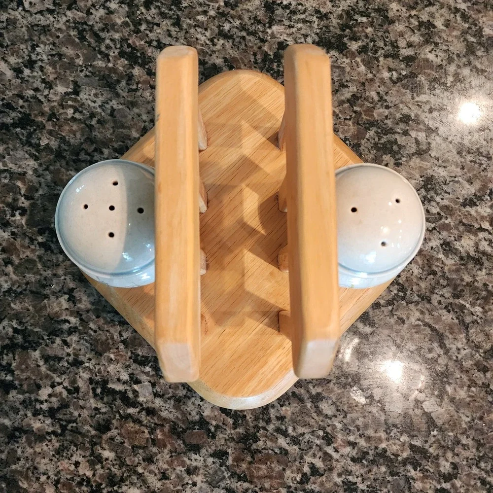 Vintage International China Marmalade Goose Salt Pepper Shaker Napkin Holder Set